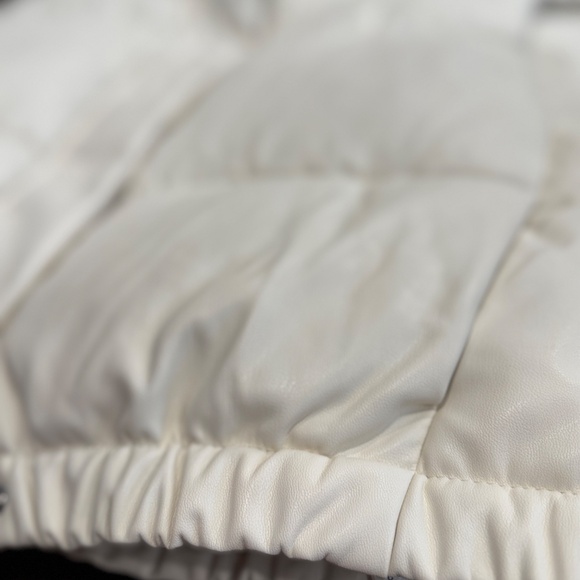 ZARA White Faux Leather Puffer Vest – Cropped - Picture 3 of 6
